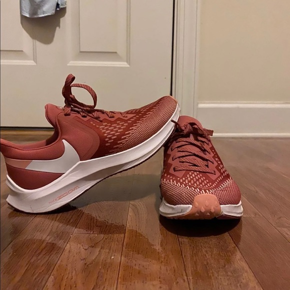 Nike Shoes - Sbeakee like new condirion